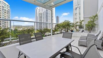 Apartamento, 2 quartos, vista para a praia | Sacada