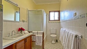 Douche, sĂšche-cheveux, serviettes fournies