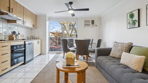 Smart TV - Cozy Retreat with Balcony in Crows Nest (Crows Nest)