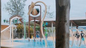 Un parque acuático con diversas atracciones y estructuras de juego.