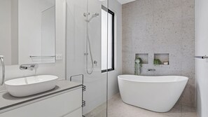 Een douche, een haardroger, handdoeken