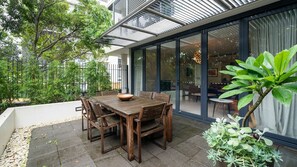 屋外ダイニングエリア