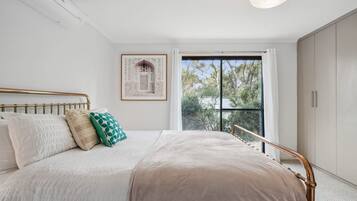 4 bedrooms, travel cot, free WiFi, bed sheets