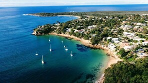 On the beach - Ocean Front Luxury The Lambeth Walk (Bundeena)