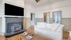Smart TV, fireplace - Luxury Heritage Home 10min Walk to Scenic World (Katoomba)