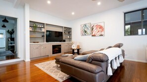 Smart TV - The Emerald Bower Peaceful Kilaben Bay Hideaway (Kilaben Bay)