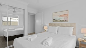 3 chambres, bureau, Wi-Fi gratuit, draps fournis