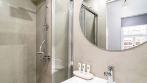 Een douche, een haardroger, handdoeken