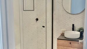Dusche, Haartrockner, Handtücher