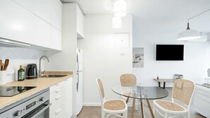 Fridge, microwave, oven, stovetop - The Little Bondi Base (Bondi Junction)