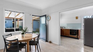 Una cocina compacta con armarios de madera, horno integrado y refrigerador.