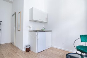 Køleskab, mikrobølgeovn, kogeplade, køkkentøj/tallerkener/redskaber