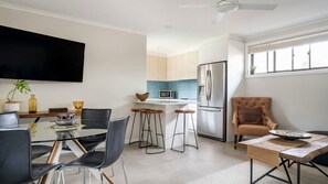 Interior - Oak Retreat Bliss by the Beach (North Narrabeen)
