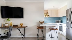 Réfrigérateur, four à micro-ondes, un four, surface de cuisson
