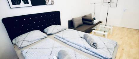 3 habitaciones y ropa de cama