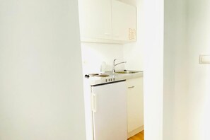 Microwave, stovetop, electric kettle, cookware/dishes/utensils