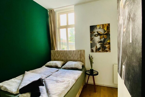 1 bedroom, bed sheets