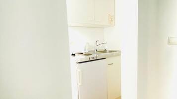 Microwave, stovetop, electric kettle, cookware/dishes/utensils