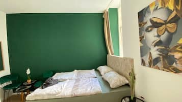 1 bedroom, bed sheets