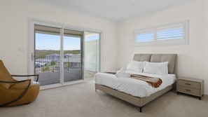 5 bedrooms, desk, free WiFi, bed sheets