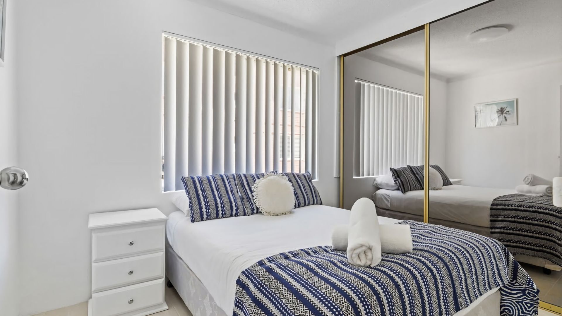 2 bedrooms, desk, bed sheets