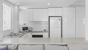 Kjøleskap, mikrobølgeovn, ovn og kokeplater