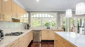 Frigorífico, microondas, horno y placa de cocina