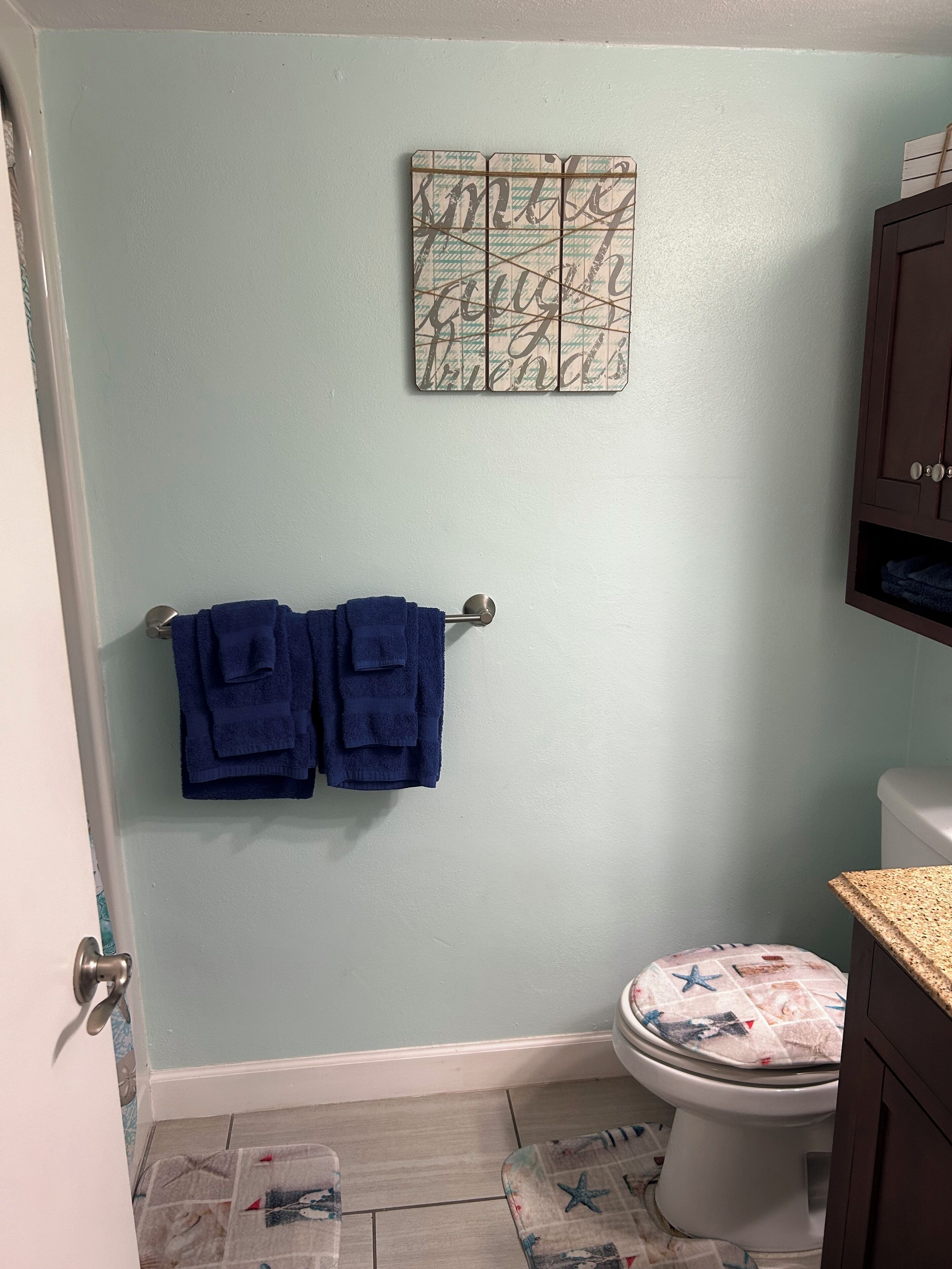 Serviettes fournies, savon, shampooing, papier de toilette