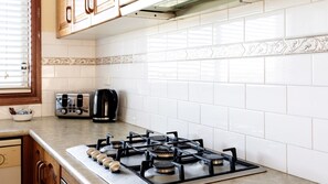 Fridge, microwave, oven, stovetop - Coastal Delight In Shellcove (Shell Cove)