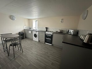 Fridge, microwave, oven, stovetop - Luxury Double Room w/Private Bathroom and Shared Kitchen (Ipswich)
