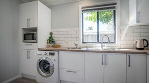 Fridge, microwave, oven, stovetop - Rosa Beach Studio Getaway (Vincentia)