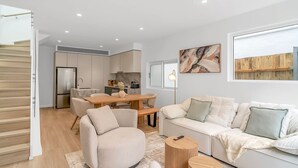 Un apartamento moderno con cocina, comedor y sala de estar.