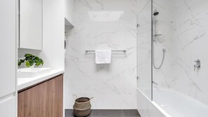 تجهيزات دش، مجففات شعر، مناشف