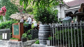 تناول الطعام بالخارج