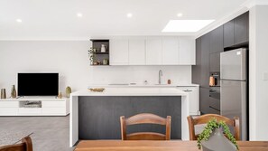 Refrigerador, microondas, horno, placa de cocina