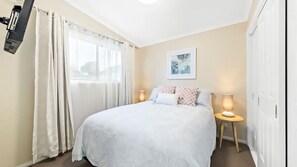 3 bedrooms, desk, bed sheets - Umina Myrtle Bungalow Sleeping 4 Guests (Umina Beach)
