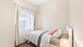 3 bedrooms, desk, bed sheets