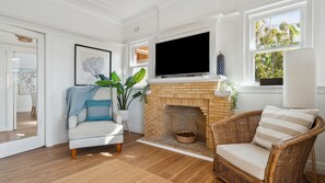 Smart TV - Blu Ocean Views Collaroy - Sunroom & BBQ (Collaroy)