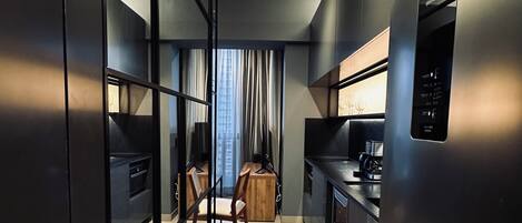 ثلاجة، ميكروويف، فرن، موقد طهي مسطح