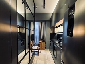 Réfrigérateur, micro-ondes, four, plaque de cuisson