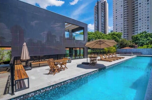 Una piscina al aire libre
