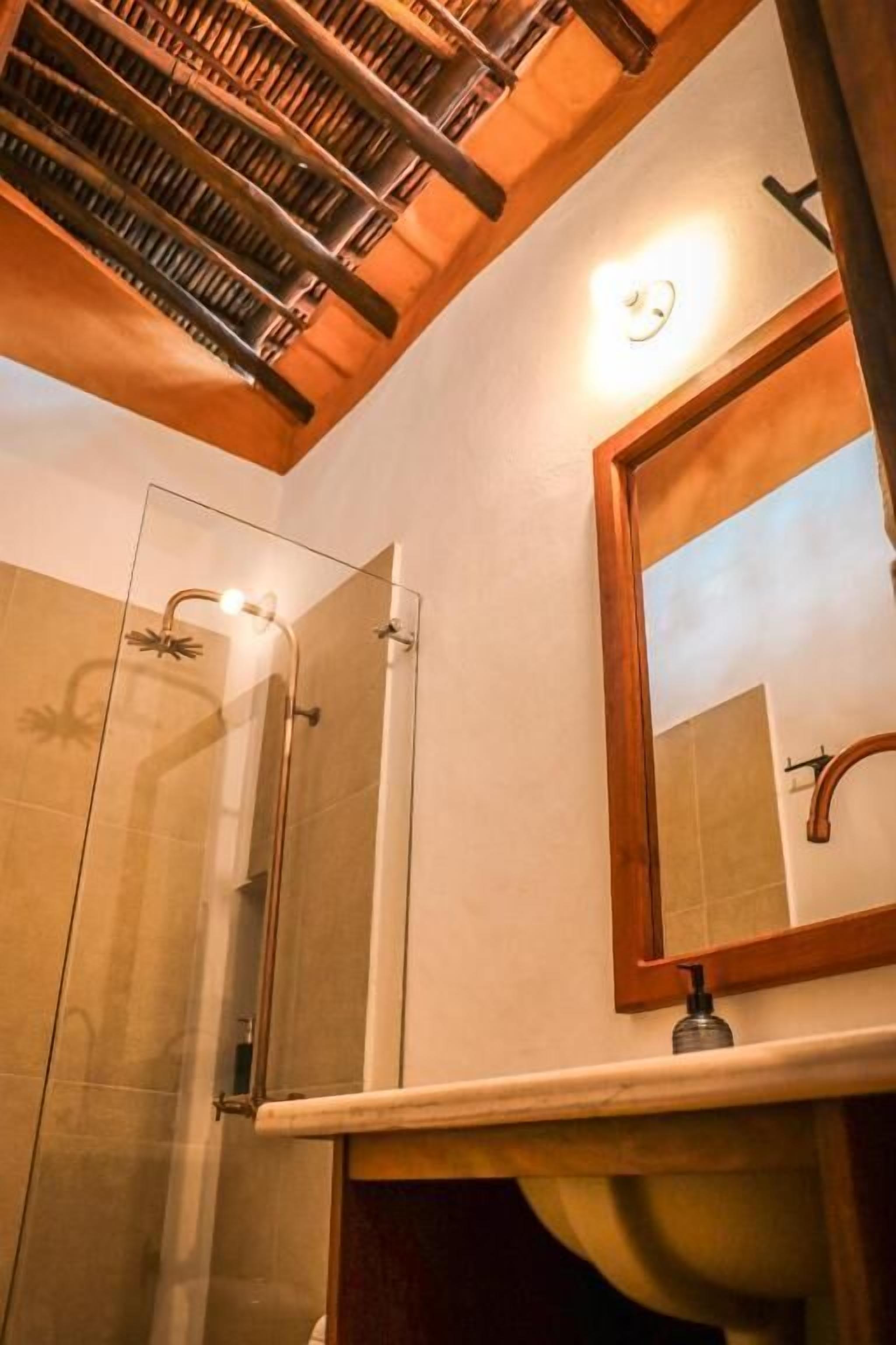 Habitación triple estándar | Baño | Regadera, amenidades de baño gratuitas, toallas, jabón 