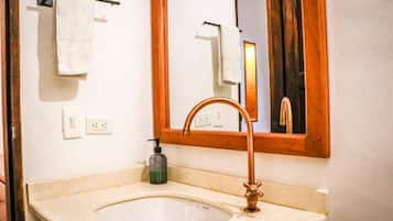 Habitación triple familiar | Baño | Regadera, amenidades de baño gratuitas, toallas, jabón