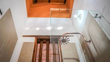 Regadera, amenidades de baño gratuitas, toallas, jabón