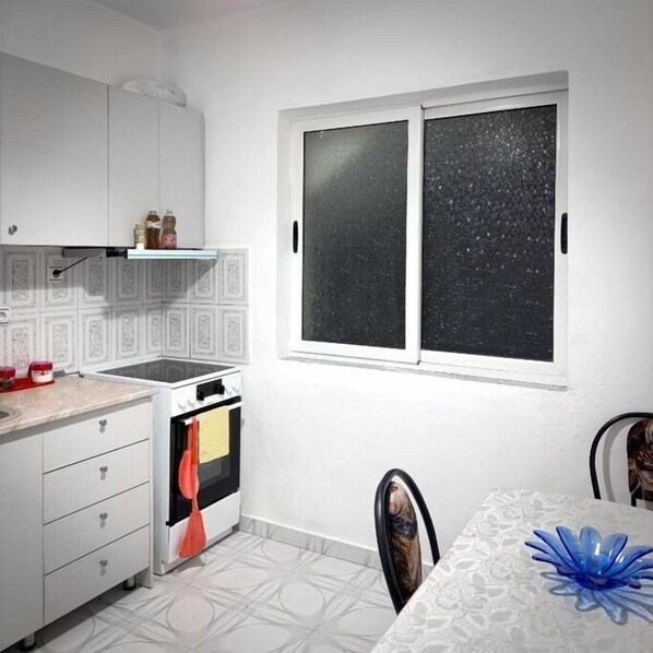 Fridge, oven, cookware/dishes/utensils