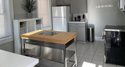 Modern Carriage house 2 blocks from Church Street