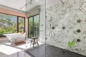 Dusche, Whirlpool, Haartrockner, Handtücher