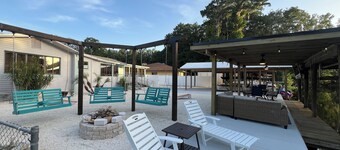 Sleeps 13, theater, waterfront, close to springs and forest. Old Florida