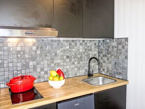 Fridge, microwave, toaster, cookware/dishes/utensils - Le Roc de Peclet by Interhome (Val Thorens)