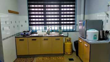 Fridge, stovetop, electric kettle, blender